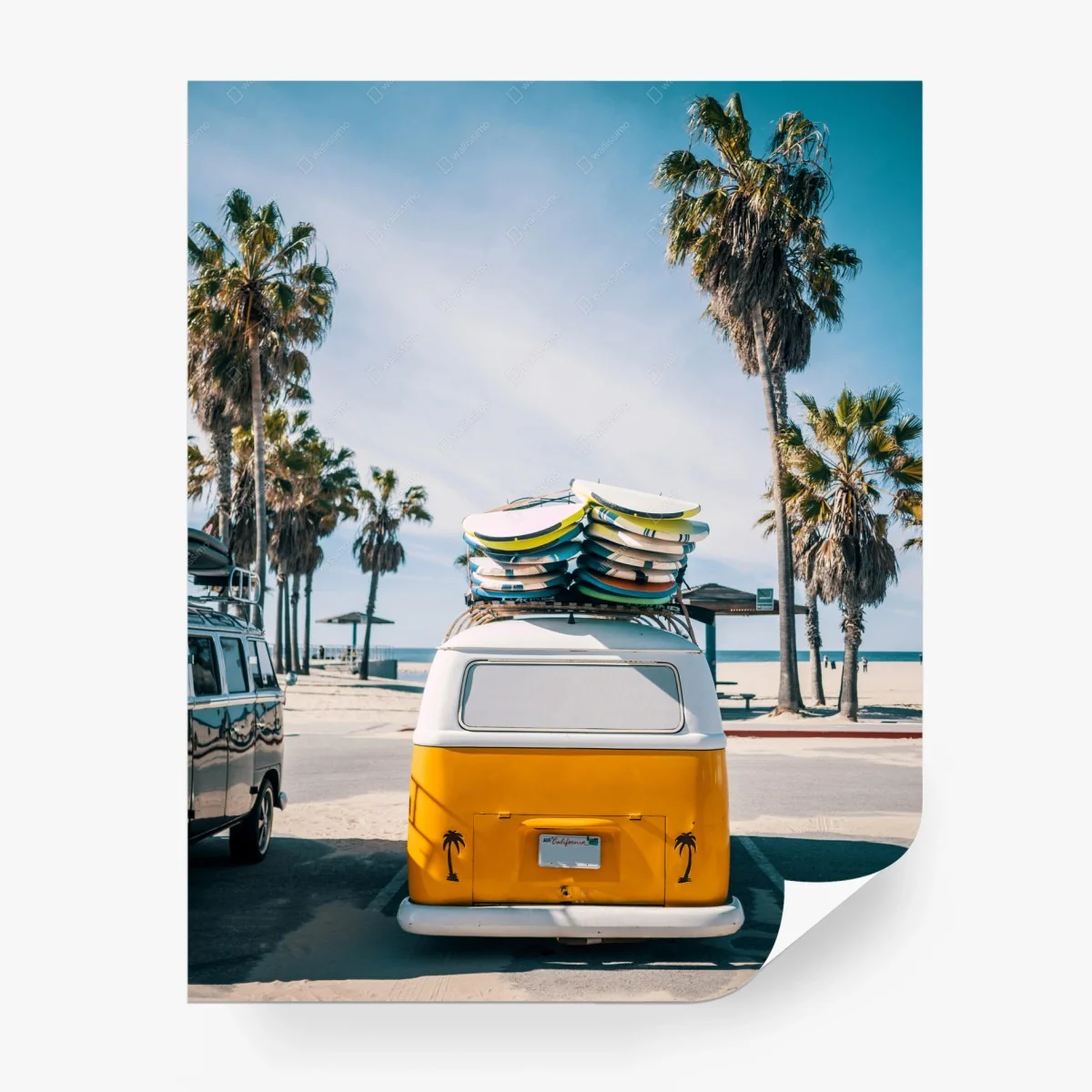 Fototapete retro van am strand mit surfboards – Wallnifity® Fototapete retro van am strand mit surfboards – Wallnifity®