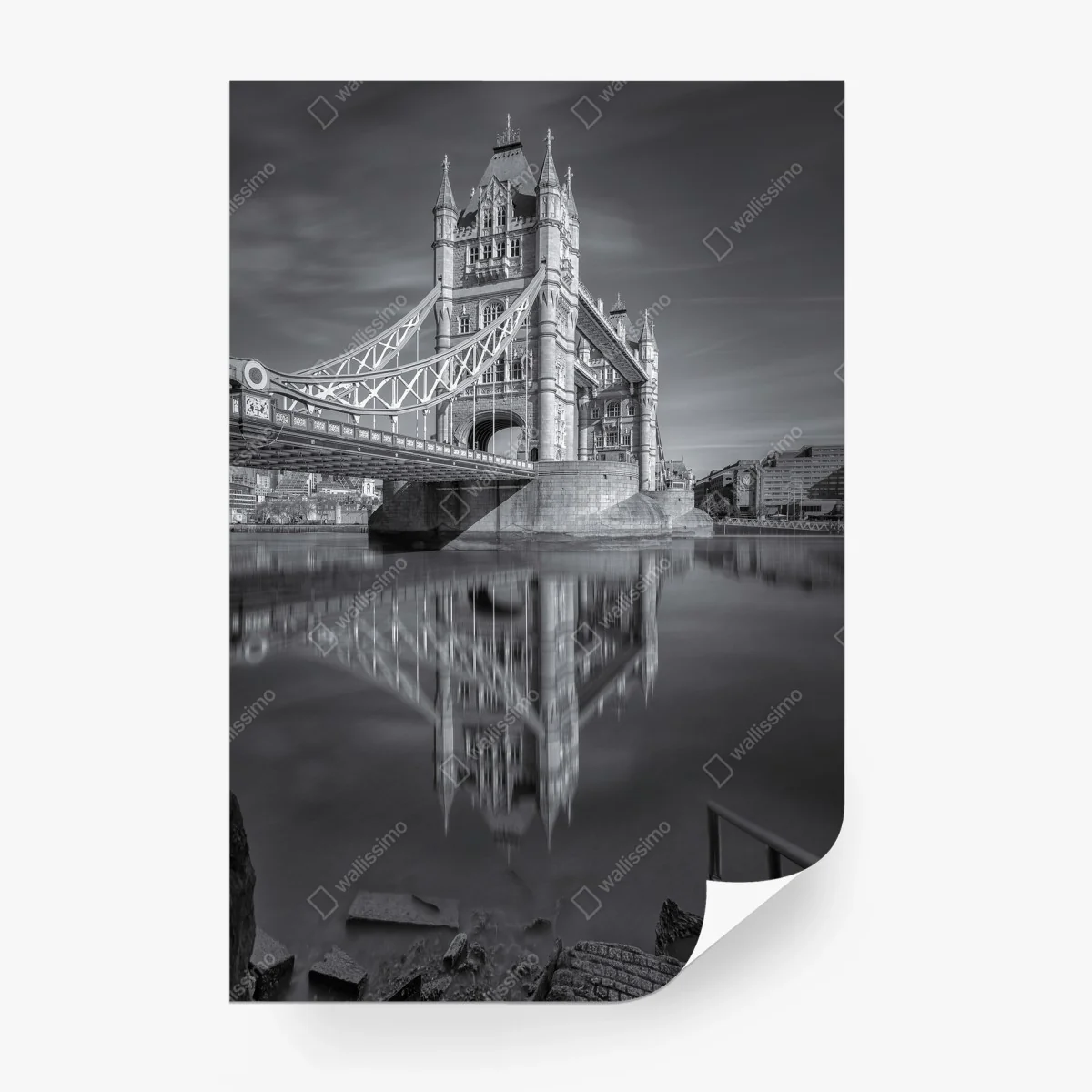 Fototapete Tower Bridge reflektiert in schwarzweiß – Wallnifity® Fototapete Tower Bridge reflektiert in schwarzweiß – Wallnifity®