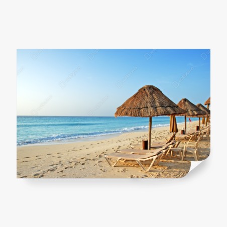 Fototapete tropischer strand mit strohsonnenschirmen – Wallnifity®