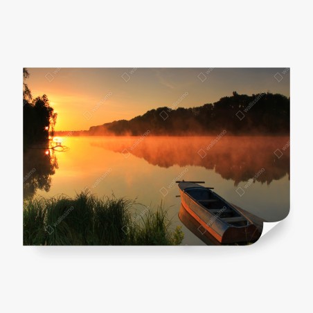 Fototapete nebliger sonnenaufgang am see mit boot – Wallnifity®