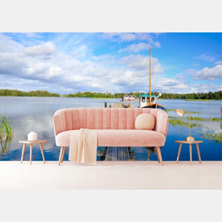 Fototapete friedliche seenlandschaft mit boot am steg – Wallnifity®