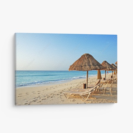 Leinwandbild tropischer strand mit strohsonnenschirmen – Wallnifity®